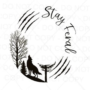 Op de afbeelding: Zwart-wit silhouetontwerp van een wolf die naar de maan huilt met bomen en klauwsporen eromheen. De tekst "Stay Feral" is in een cursief schrift rond de wolf geschreven.