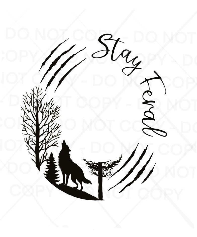 Op de afbeelding: Zwart-wit silhouetontwerp van een wolf die naar de maan huilt met bomen en klauwsporen eromheen. De tekst "Stay Feral" is in een cursief schrift rond de wolf geschreven.