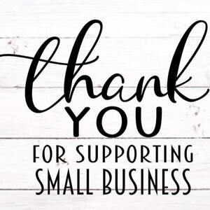 Op de afbeelding: Zwarte tekst op een witte houten achtergrond. De tekst "thank you" is geschreven in een sierlijke letter, gevolgd door "for supporting small business" in een eenvoudige letter. Ideaal voor kleine bedrijven.