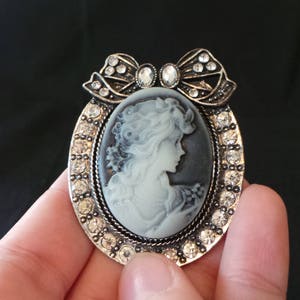 Vintage Victorian Gunmetal Gray White Cameo Art Nouveau Woman&#39;s Head Hair Rhinestone Ribbon Bow Brooch Pin