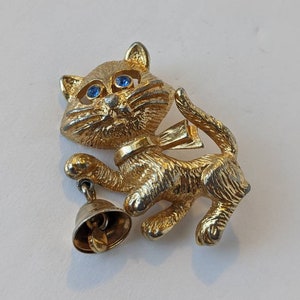 Vintage Signed Avon Gold Kitty Kitten Cat Holding A Bell Blue Rhinestone Eyes Brooch Pin