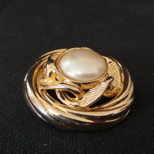 SALE Vintage Gold And Pearl Wreath Twisted Circle Brooch Pin