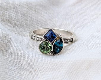 Anillo vintage plateado con incrustaciones de diamantes de imitación azul verdoso, talla 8.75.