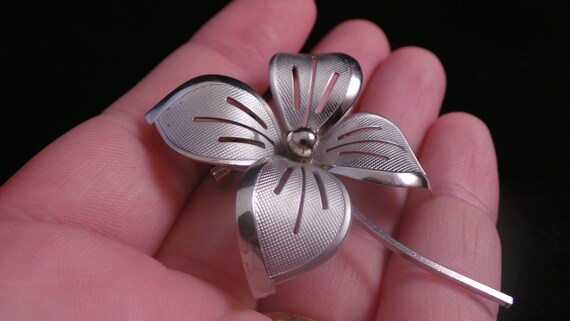 Vintage Silver Tone Pierced Four Leaf Daisy Flowe… - image 6