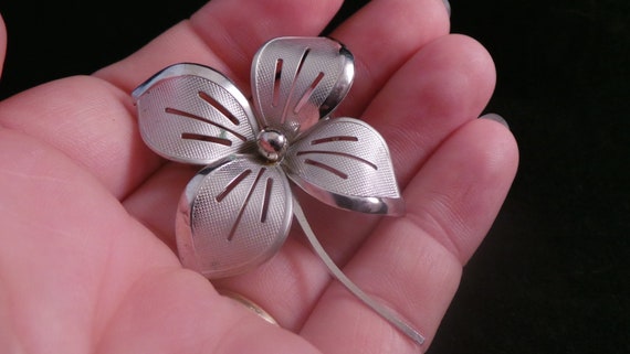 Vintage Silver Tone Pierced Four Leaf Daisy Flowe… - image 5