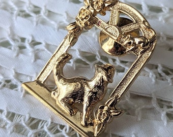 Gato de oro vintage en un broche de ventana