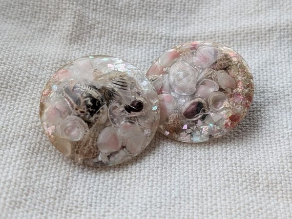 Vintage Shell Vomit Resin Clip On Earrings - image 4