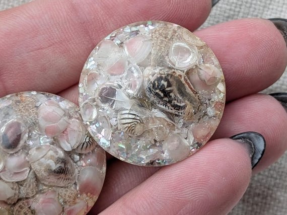 Vintage Shell Vomit Resin Clip On Earrings - image 6