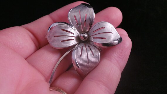 Vintage Silver Tone Pierced Four Leaf Daisy Flowe… - image 4