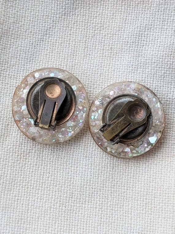 Vintage Shell Vomit Resin Clip On Earrings - image 7