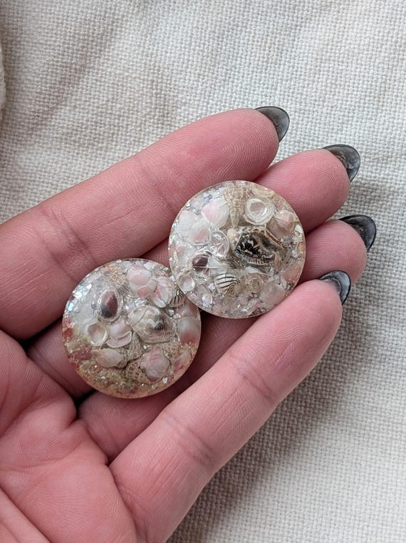 Vintage Shell Vomit Resin Clip On Earrings - image 5