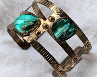 Pulsera tipo brazalete vintage de latón remachado con concha de abulón verde
