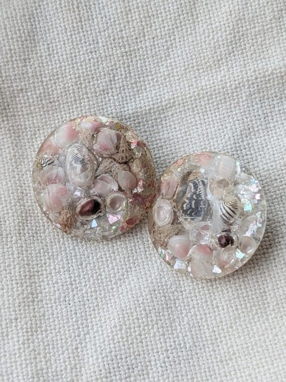Vintage Shell Vomit Resin Clip On Earrings - image 2