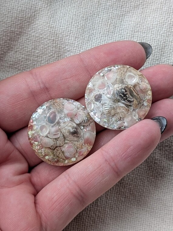 Vintage Shell Vomit Resin Clip On Earrings - image 3