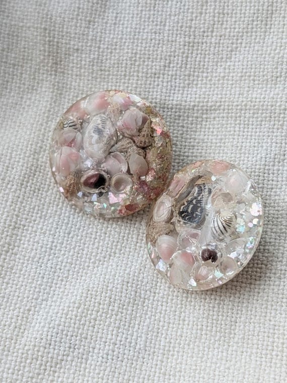 Vintage Shell Vomit Resin Clip On Earrings - image 1