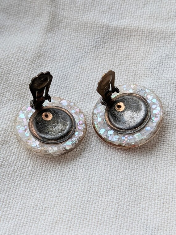 Vintage Shell Vomit Resin Clip On Earrings - image 8