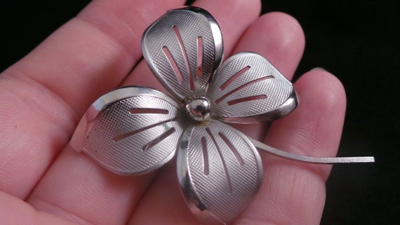 Vintage Silver Tone Pierced Four Leaf Daisy Flowe… - image 1