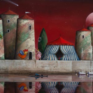 Può includere: Un dipinto artistico raffigura un paesaggio surreale con torri cilindriche, un tendone da circo e barche a vela. Un cielo rosso con una cometa e un grande pianeta domina lo sfondo. Un gallo e delle figure aggiungono alla scena.