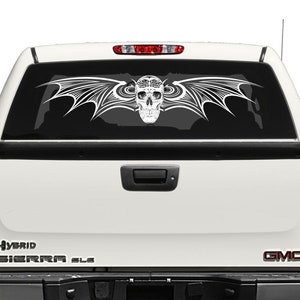 Könnte beinhalten: Ein weißer Pickup mit einem Totenkopf- und Flügel-Aufkleber auf der Heckscheibe. Der Wagen ist ein GMC Sierra Hybrid SLE.