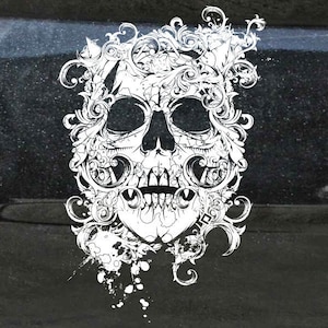 Puede incluir: Una calavera blanca con intrincados diseños florales, sobre un fondo negro. La calavera tiene un diseño detallado con una boca grande abierta y dientes visibles.