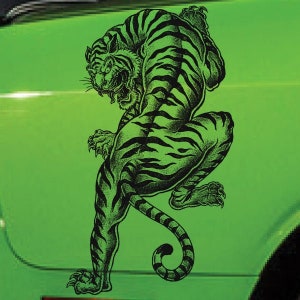 Puede incluir: Una ilustración en blanco y negro de un tigre con un fondo verde. El tigre está en posición de cuclillas con la cabeza girada hacia un lado. Las rayas del tigre son visibles y la imagen es detallada.