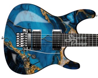 Puede incluir: Una guitarra eléctrica azul y dorada con un diseño de mármol. La guitarra tiene un cuerpo negro y un puente plateado.