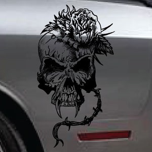 Puede incluir: Ilustración en blanco y negro de una calavera con una rosa en la parte superior y alambre de púas en la parte inferior.