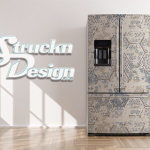 Op de afbeelding: Een witte koelkast met een patroon van zeshoekige vormen in tinten blauw, grijs en beige. De koelkast heeft een ingebouwde waterdispenser en ijsmaker.
