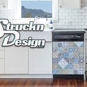 Peut inclure: Un lave-vaisselle en acier inoxydable avec un motif de carrelage décoratif sur le devant. Les carreaux sont dans des tons de bleu, gris et marron. Le lave-vaisselle est dans une cuisine avec des armoires blanches et un dosseret en carrelage blanc.