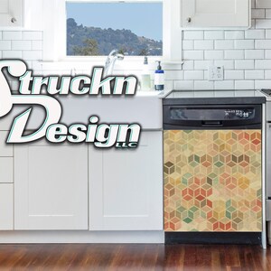 Peut inclure: Une cuisine blanche avec un lave-vaisselle en acier inoxydable avec un motif géométrique sur le devant. Le lave-vaisselle est situé dans une cuisine blanche avec des armoires blanches et un comptoir blanc. Le lave-vaisselle a une poignée noire et un panneau de commande noir. Le motif sur le lave-vaisselle est un motif géométrique de carrés et de rectangles dans des tons de brun, de vert et de rouge.