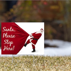 Puede incluir: Un cartel blanco con un Papá Noel rojo sosteniendo una bolsa roja que dice "Santa, Please Stop Here!"