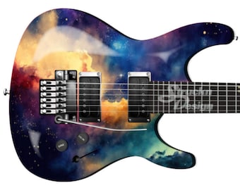 Pode incluir: Uma guitarra elétrica preta com um design temático de galáxia. A guitarra tem um padrão de nebulosa azul escuro, roxo e laranja com estrelas e uma forma de nuvem branca. A guitarra tem um protetor de palheta preto e botões pretos.