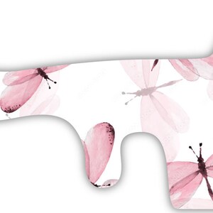 Könnte beinhalten: Ein weißer Hintergrund mit einem Muster aus rosa Schmetterlingen. Die Schmetterlinge sind halbtransparent und haben einen Aquarell-Effekt.