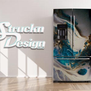 Puede incluir: Un refrigerador con una envoltura de puerta personalizada que presenta un diseño abstracto con colores azules, dorados y blancos en espiral.