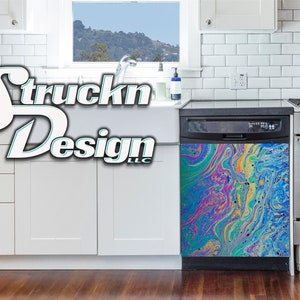 Peut inclure: Un lave-vaisselle avec un design abstrait coloré présentant des tourbillons de bleu, vert, jaune, rose et orange. Le lave-vaisselle est dans une cuisine avec des armoires blanches et une cuisinière en acier inoxydable.