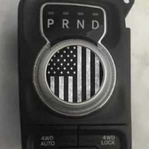 Peut inclure: Un autocollant de drapeau américain noir et blanc pour le pommeau de levier de vitesses d'une voiture. L'autocollant a un aspect vieilli et est conçu pour s'adapter à un pommeau rond.