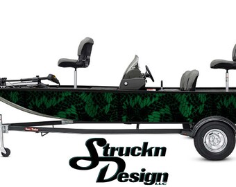 Può includere: Un design di avvolgimento per barca in mimetica nero e verde con un logo in bianco e nero che dice "Struckn Design LLC".