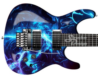 Puede incluir: Guitarra eléctrica con un diseño de llamas azules y negras. La guitarra tiene un cuerpo negro y un mástil negro con herrajes plateados.