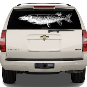 Könnte beinhalten: Ein weißer SUV mit einer Schwarzweißillustration eines Fisches auf der Heckscheibe. Der Fisch ist ein Hecht oder ein Muskellunge mit einem langen, schlanken Körper und einem großen Maul.