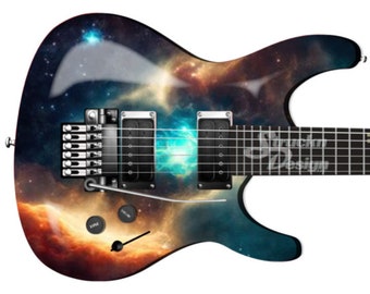 Puede incluir: Una guitarra eléctrica negra con un diseño de temática galáctica. La guitarra tiene un patrón de nebulosa azul, naranja y negro con una estrella azul brillante en el centro.
