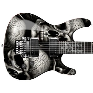 Pode incluir: Guitarra elétrica preta e branca com um design gráfico de caveira. A guitarra tem um corpo preto e um braço preto com ferragens prateadas.