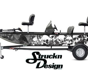 Può includere: Un design di wrap per barca con grafica di teschio in bianco e nero. La barca è su un rimorchio con un design grafico di teschio in bianco e nero. La barca ha un motore fuoribordo Mercury. La barca ha quattro posti a sedere. La barca è su uno sfondo bianco.