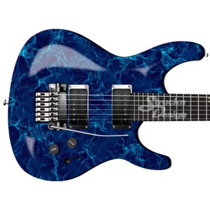 Könnte beinhalten: Eine blaue E-Gitarre mit einem wirbelnden, marmorierten Muster. Die Gitarre hat einen schwarzen Schlagbrett und eine silberne Brücke.