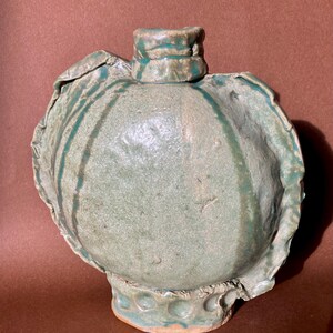 Vintage Bud Vase Keramik Keramik Kantinenform Steinzeug Kunstskulptur Gefäß in den USA handgefertigt Einzigartiges Original glasiertes Salbeigrün Bild 14