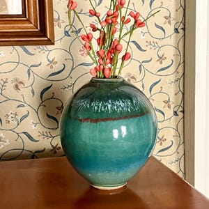 Blaugrüne Keramikvase von Grund auf Vintage nie verkauft Rad geworfen Steinzeug signiert vom MFA Studio Artisan im Jahr 1990 fertig im Jahr 2022