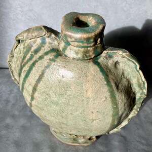Vintage Bud Vase Keramik Keramik Kantinenform Steinzeug Kunstskulptur Gefäß in den USA handgefertigt Einzigartiges Original glasiertes Salbeigrün Bild 16