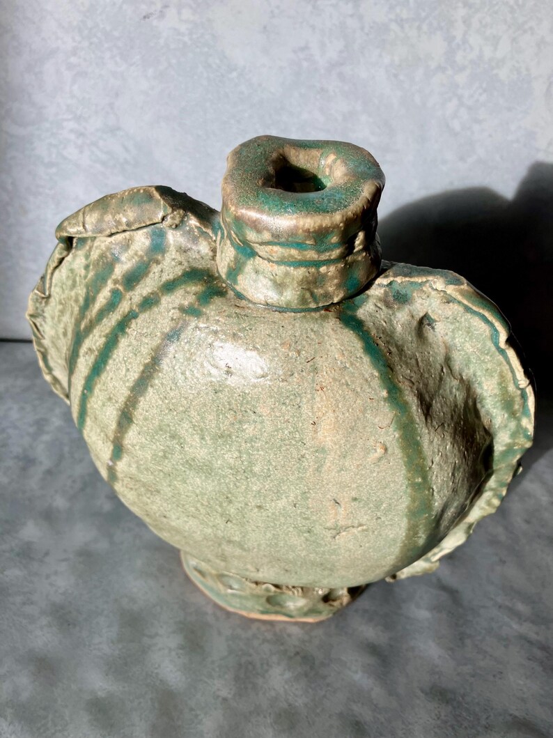 Vintage Bud Vase Keramik Keramik Kantinenform Steinzeug Kunstskulptur Gefäß in den USA handgefertigt Einzigartiges Original glasiertes Salbeigrün Bild 16