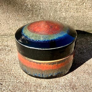 Glasiertes gebranntes geworfenes Keramikgefäß handgemachtes Studio funktionelle Kunstkeramikmehrzwecksteinzeug Deckelbehälter signiert vom älteren Hersteller MFA