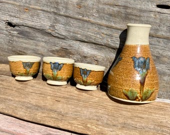 Handgefertigte Keramik Vintage Steingut Sake Set 3 Tassen Flasche / Flasche von Verkäufer Töpferscheibe Geworfen Handgemalte Glasur Rustikale Blumenkeramik