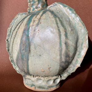 Vintage Bud Vase Keramik Keramik Kantinenform Steinzeug Kunstskulptur Gefäß in den USA handgefertigt Einzigartiges Original glasiertes Salbeigrün Bild 13